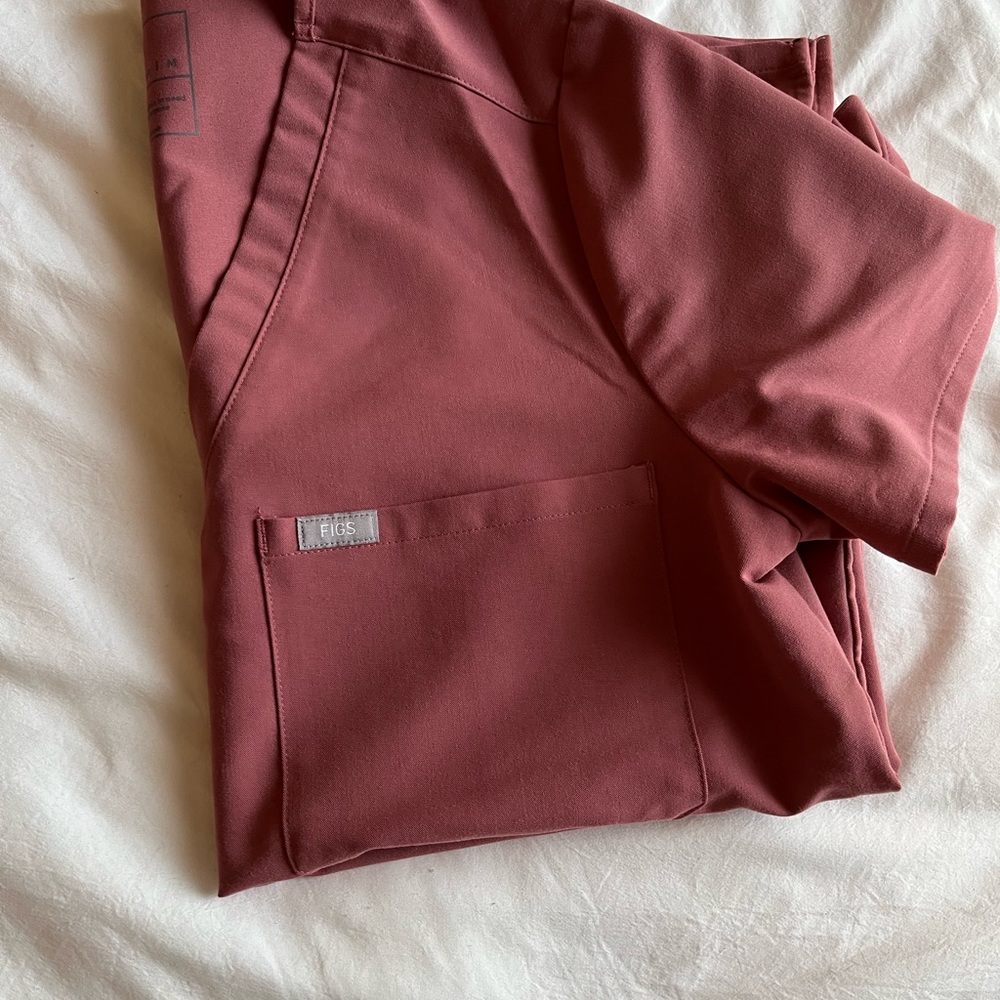 Figs catarina one pocket scrub top mauve M